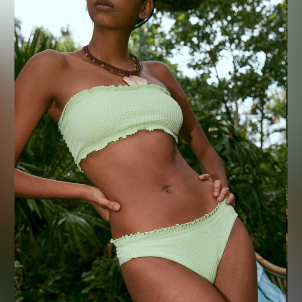 Seamless Ruffle Bikini Set - Picture 2 of 4